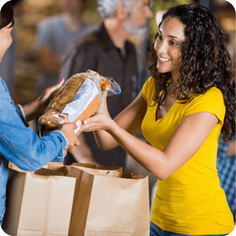 mujer entregando comida